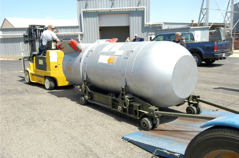Una cabeza nuclear B53, de camino a su desmantelamiento.